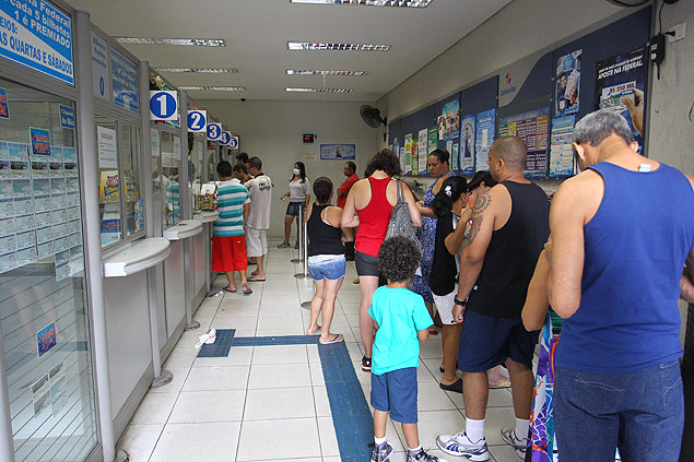 Apostadores fazem fila em casa lotrica na regio central de So Paulo 