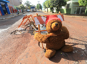 Urso de pelcia'avisa' sobre buraco na rua Rio Maroni
