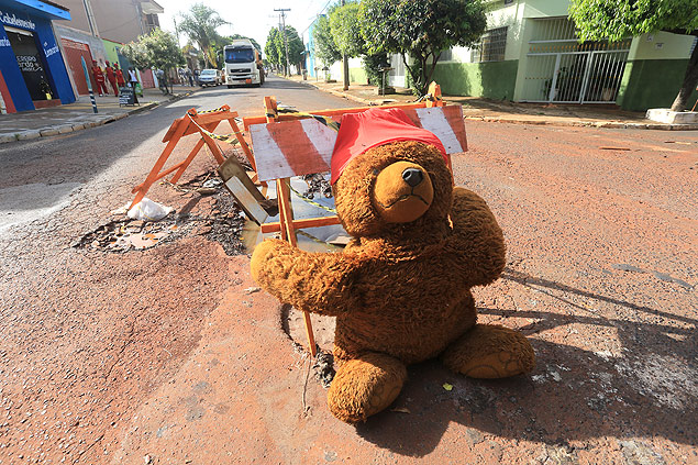 Urso de pelcia 'avisa' sobre buraco nas esquinas das ruas Rio Maroni e Itapicuru, na zona norte de Ribeiro Preto