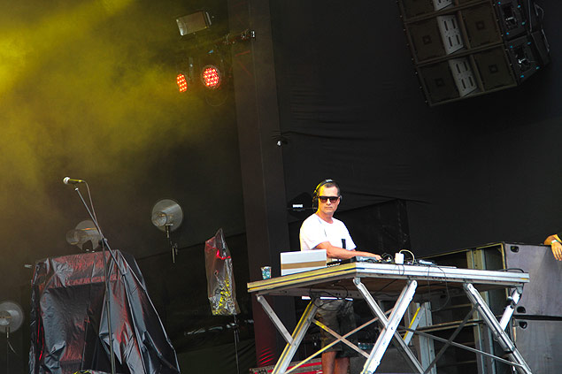 DJ Duda M se apresenta no palco principal montado na praia de Copacabana; organizadores esperam mais de 2 milhões de pessoas na festa
