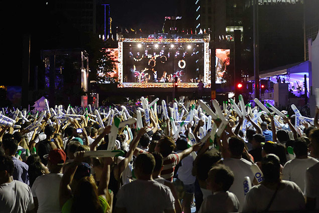 Público no show da banda NX Zero durante a festa de Réveillon na avenida Paulista, no centro de São Paulo