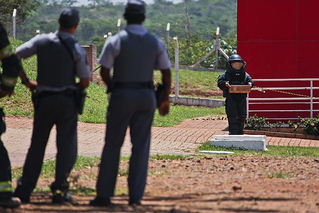 Policial militar do Gate retira explosivo que no foi detonado em uma das agncias localizadas na USP, em Ribeiro Preto