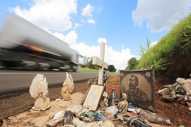 Cruz e imagens s margens da rodovia Altino Arantes, no km 46, colocadas em referncia s mortes registradas na via