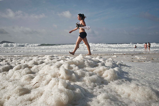Praia do Pep amanhece com espuma branca na Barra da Tijuca; segundo especialistas,  resultado da florao e decomposio de algas 