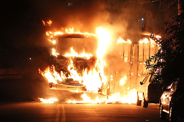 nibus  incendiado por moradores durante protesto na zona sul de So Paulo; ato ocorreu aps criana ser baleada na regio