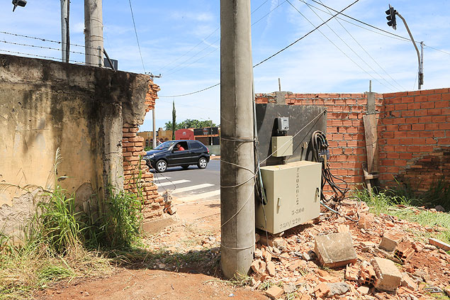 Muro danificado aps acidente; por causa da batida, que danificou equipamentos de poo artesiano, bairros ficaram sem gua