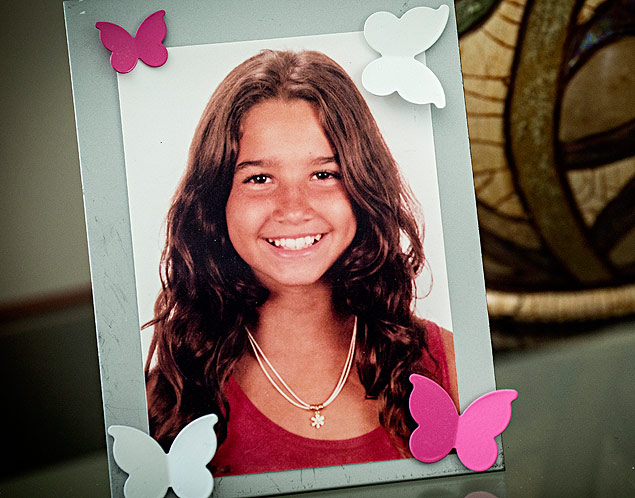 Retrato da menina Flavia, que há 16 anos ficou em coma após ter o cabelo sugado pelo ralo da piscina do condomínio