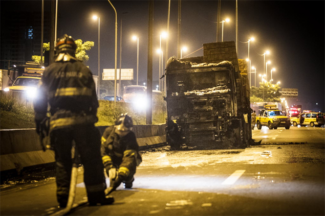 Bombeiros apagam incndio em caminho que transportava madeira na pista expressa da marginal Tiet, em So Paulo