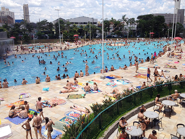 Paulistanos curtem dia de sol e calor em piscina no Sesc Belenzinho, na zona leste de São Paulo; temperaturas chegaram a 32,6ºC