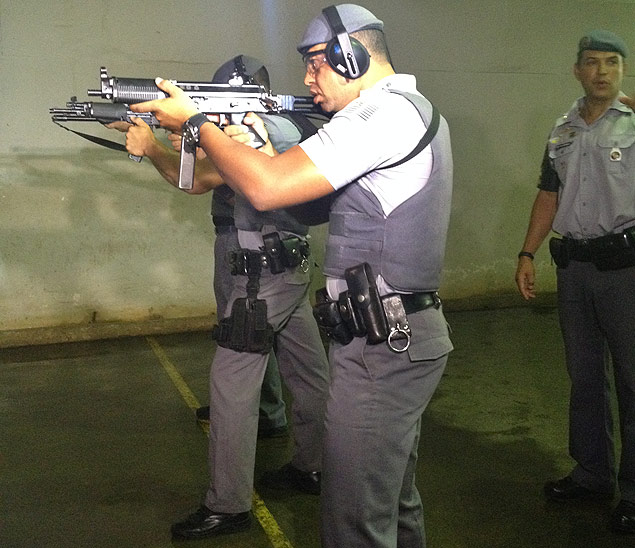 Policial militar atira com novo fuzil que ser usado na regio de Ribeiro Preto contra quadrilhas que roubam caixas eletrnicos