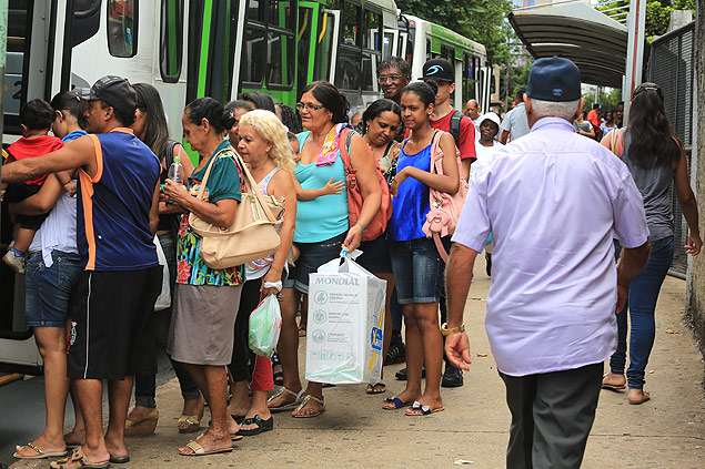 Passageiros aguardam nibus em ponto na rua Cerqueira Cezar, na regio central de Ribeiro Preto
