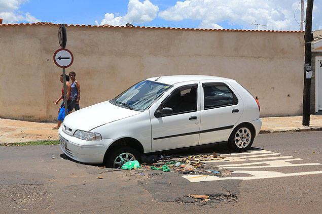 Automvel que caiu nesta sexta-feira (10) em um buraco na rua Euclides da Cunha, na Vila Virgnia, em Ribeiro Preto