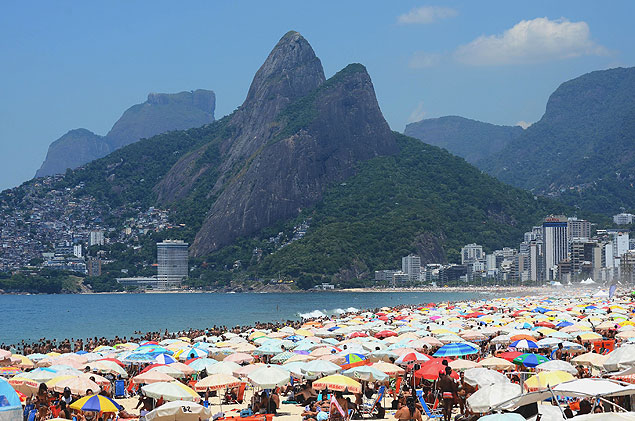Praia de Ipanema fica lotada em dia quente no Rio; temperatura na cidade foi de 38C neste sbado