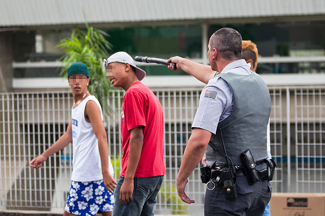 Policial militar usa cassetete para intimidar jovem durante "rolezinho" no shopping Itaquera, na zona leste de SP