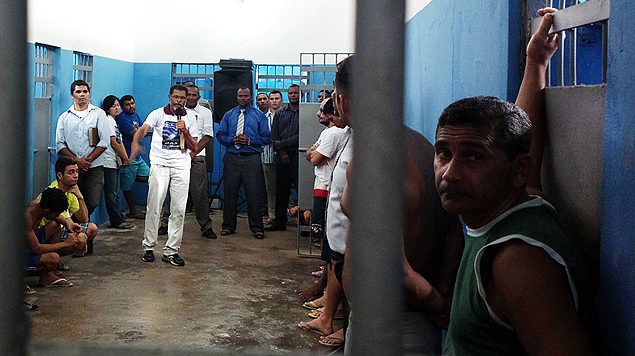 Detentos participam de culto religioso no complexo prisional de Pedrinhas (MA), onde 60 presos morreram em 2013
