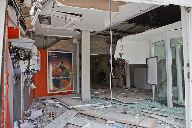 Agência bancária no centro de Ribeirão Preto ficou danificada após explosão de dinamite em caixa eletrônico