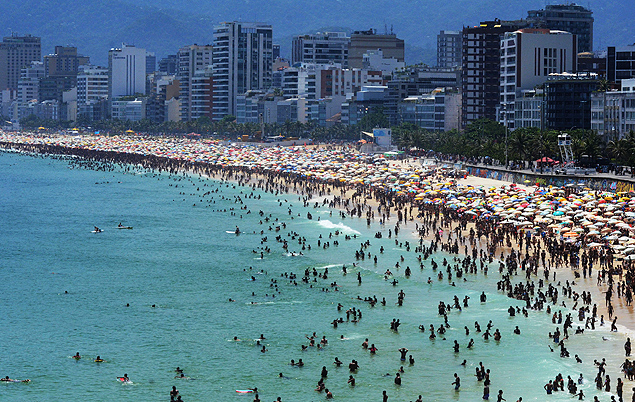 Calor leva banhistas  praia de Ipanema, na zona sul do Rio