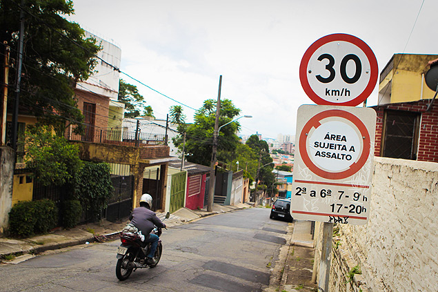 Placa colocada por moradores na rua Almir Ribeiro, em Perdizes, na zona oeste de So Paulo