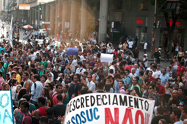 Alunos das Universidade Gama Filho e UniverCidade realizam fazem protesto contra descredenciamento das instituies MEC, no Rio