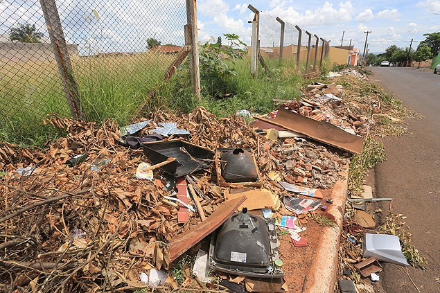 Terreno baldio com entulho e mato alto na rua Tapajs, em Ribeiro Preto, onde a prefeitura decidiu multar proprietrios
