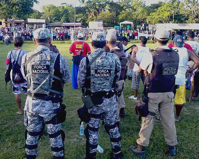 Policiais da Força Nacional fazem segurança em jogo de torneio em Buerarema, na Bahia 