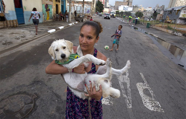 Moradora da cracolândia Fátima Amaya e seu cão Billy