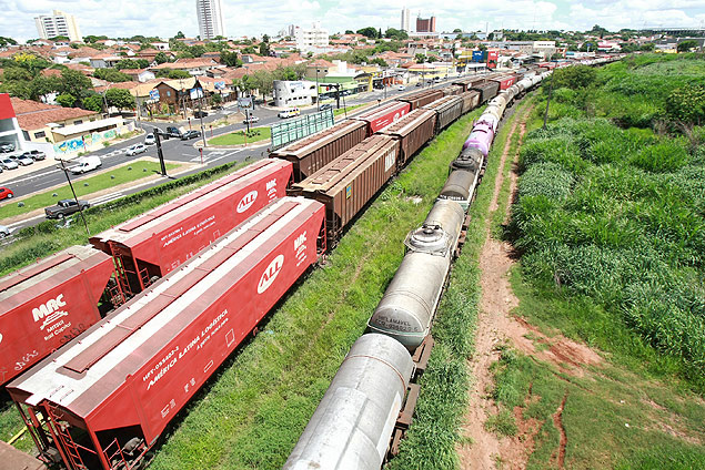 Vages da empresa ferroviria ALL (Amrica Latina Logstica) em ptio de Araraquara