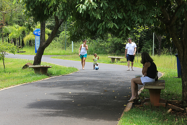 Famlias passeiam pelo parque Curupira, no bairro Ribernia, na zona leste de Ribeiro Preto