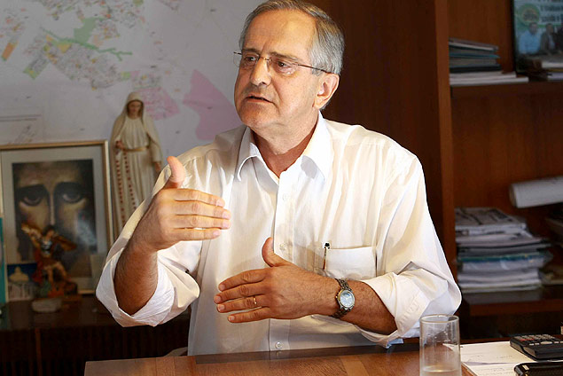 O prefeito de So Carlos, Paulo Altomani, em entrevista em seu gabinete