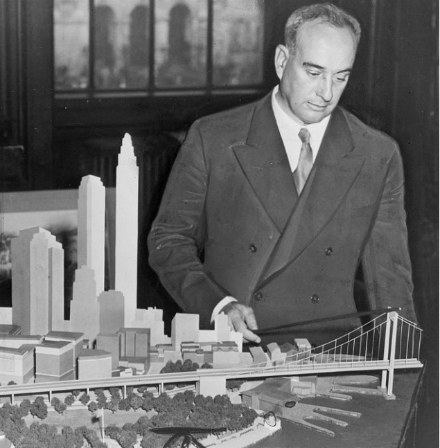 O urbanista Robert Moses observa maquete de uma ponte proposta, mas nunca executada, na cidade de Nova York