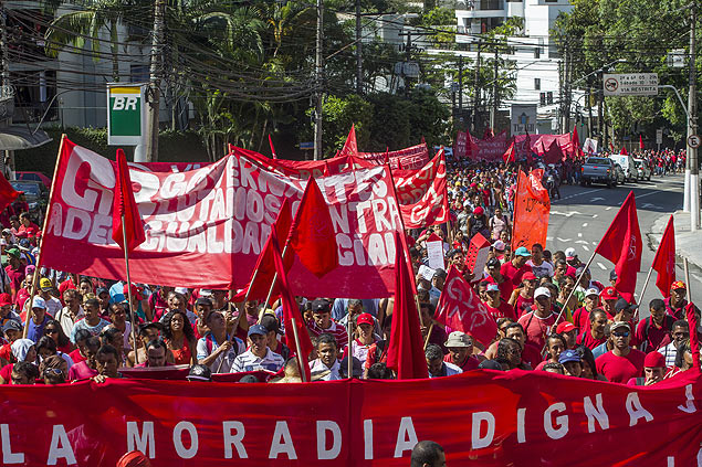 Manifestantes ligados ao MTST (Movimento dos Trabalhadores Sem-teto) participam de ato na zona sul de So Paulo