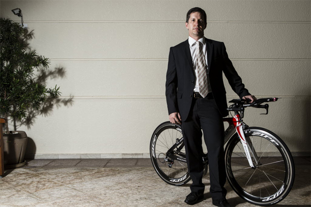 Roberto Bodini posa com sua bicicleta reserva, aps ter a principal roubada na Cidade Universitria