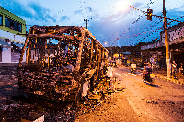 Protestos deixam nibus incendiado e vias bloqueadas em So Paulo