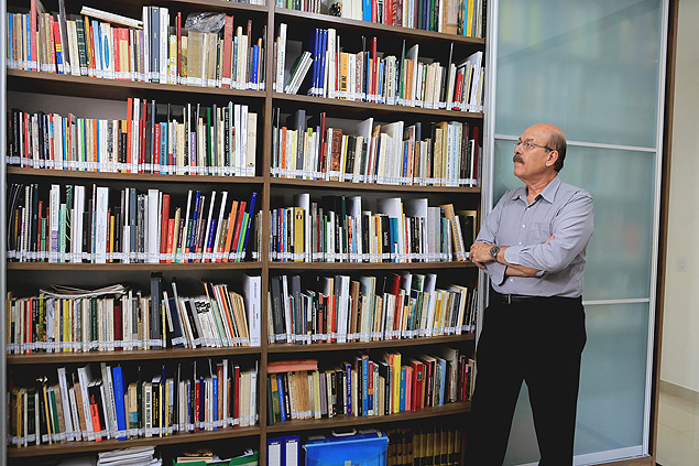 O promotor aposentado Octvio Verri Filho, 68, ao lado de obras em sua biblioteca em Ribeiro Preto