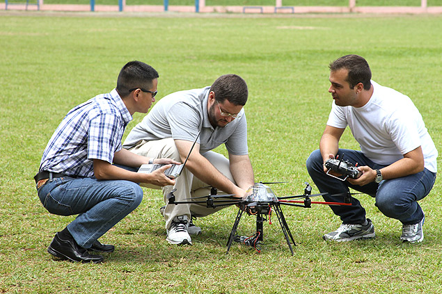 Pesquisadores da USP (Universidade de São Paulo) de São Carlos com o microcóptero