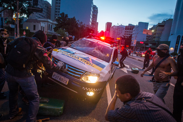 Viatura da Guarda Civil é alvo de ataques de grupo que protestou contra a Copa, em São Paulo