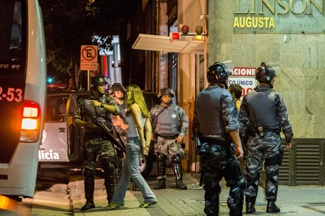 Aps ato contra a Copa no Brasil, ao menos 50 manifestantes so detidos pela Tropa de Choque em hotel na rua Augusta, em SP