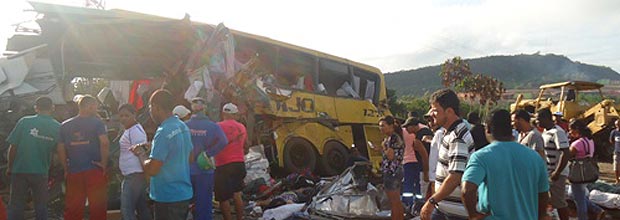 Acidente entre carreta, nibus e trator deixa 14 mortos no municpio de Inhambupe, Bahia