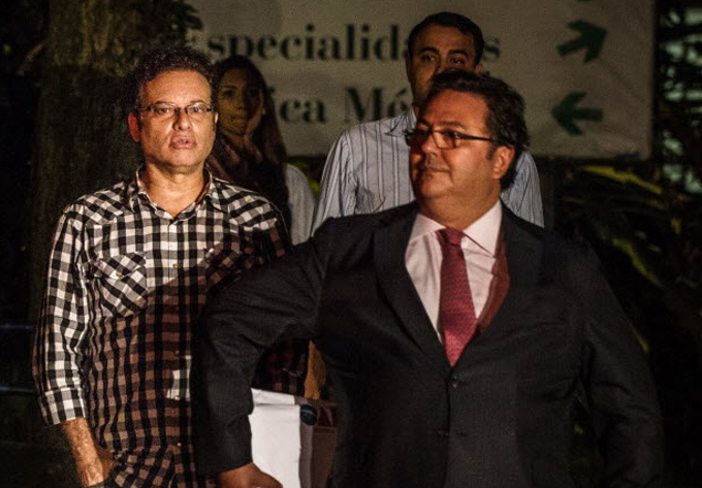 Cláudio (esq.), filho do ex-governador de Alberto Goldman, deixa IML acompanhado do advogado