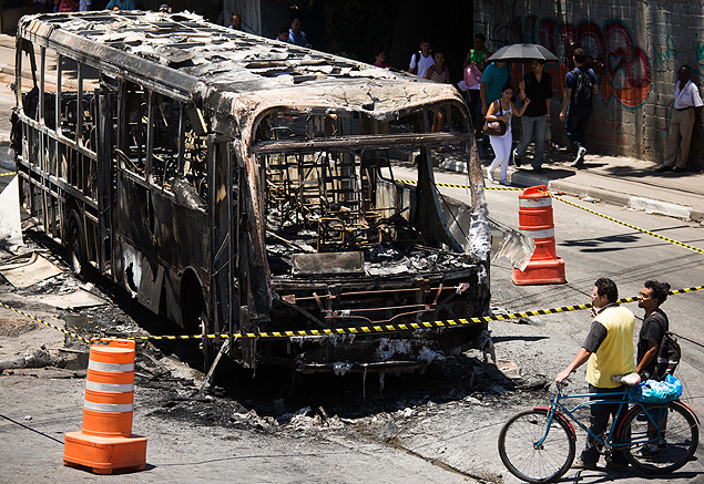Mais um ônibus é incendiado na estrada do M´Boi Mirim, no Jardim Angela, na zona sul de São Paulo
