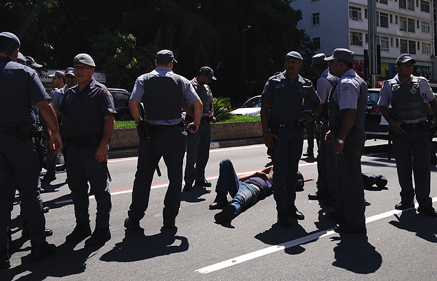 Suspeito baleado na Paulista é rodeado por policiais militares