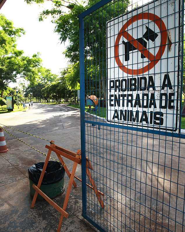 Placa no parque Maurilio Biagi, em Ribeiro Preto, indica proibio a animais