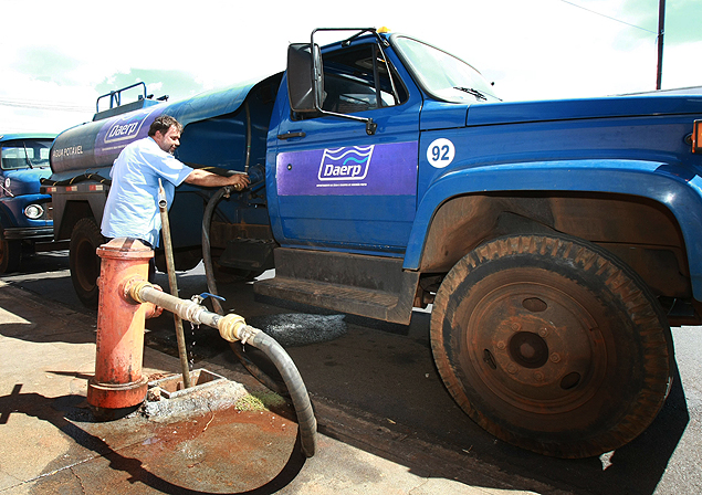 Caminhão-pipa do Daerp usa hidrante para abastecer rede que leva água às casas