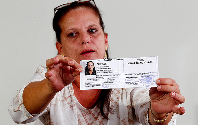Ramona Matos Rodriguez mostra o protocolo do pedido de refgio ao Brasil