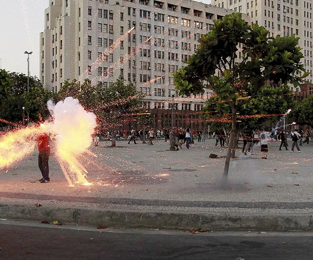 Cinegrafista da TV Bandeirantes é atingido por artefato durante manifestação no Rio de Janeiro
