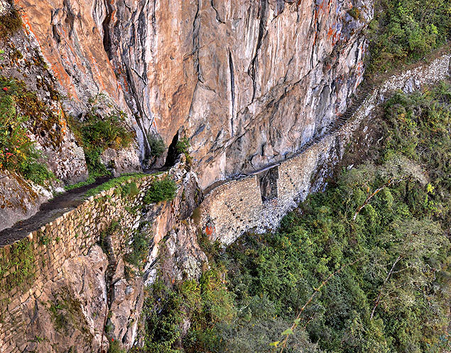 Ponte de madeira em estrada inca que d acesso  antiga cidade de Machu Picchu (Peru)