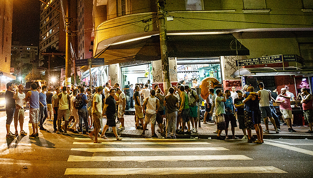 Movimentao na rua Frei Caneca; gays criam estratgia para andar sem serem vitimas de homofobia