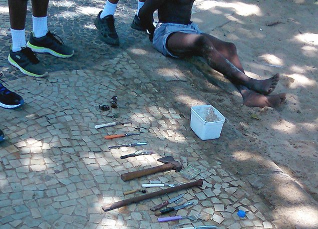 Suspeito de cometer roubos  preso com facas e at uma machadinha na orla da praia de Copacabana, no Rio de Janeiro
