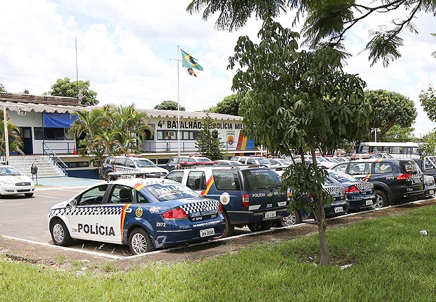 Carros que deveriam fazer policiamento no fim de semana ficaram parados em batalho durante protesto de policiais