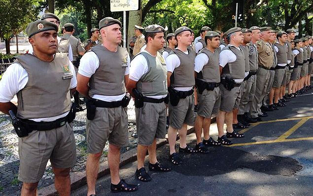 COm forte calor, PM autorizou policiais a incluir no uniforme bermudas e sandálias